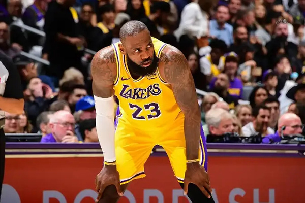詹姆斯“1+1”续约请求遭湖人拒绝,生涯首次被球队说“不”