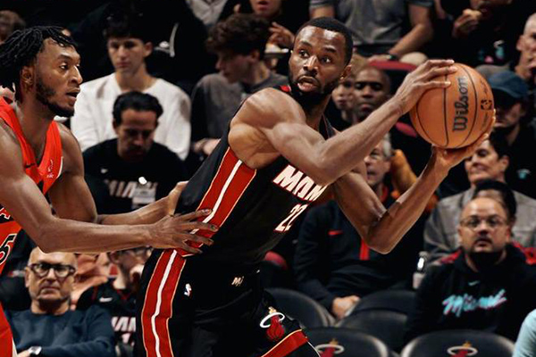 主场失守!热火三大主力下半场哑火,<a href=/shipin/lanqiuzhibo/raptors/ target=_blank class=infotextkey>猛龙</a>逆转终结四连败