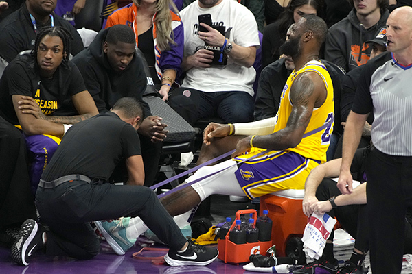 前队友查尔莫斯发声：詹姆斯同龄状态无前人可比，健康是关键优势