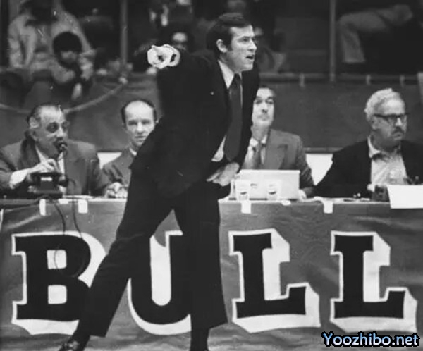1970-71赛季，迪克-莫塔如何引领芝加哥<a href=/shipin/lanqiuzhibo/bulls/ target=_blank class=infotextkey>公牛</a>队逆袭，揽获最佳教练殊荣