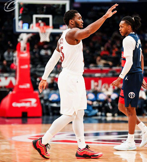 末节狂轰45分逆转!米切尔48分封神 骑士13连胜<a href=/shipin/lanqiuzhibo/wizards/ target=_blank class=infotextkey>奇才</a>