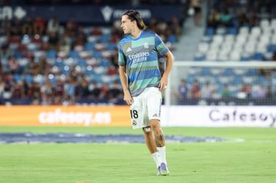 皇马5000万挖到左路铁闸！22岁A费7场全勤，<a href=/shipin/zuqiuzhibo/manlian/ target=_blank class=infotextkey>曼联</a>痛失瑰宝？