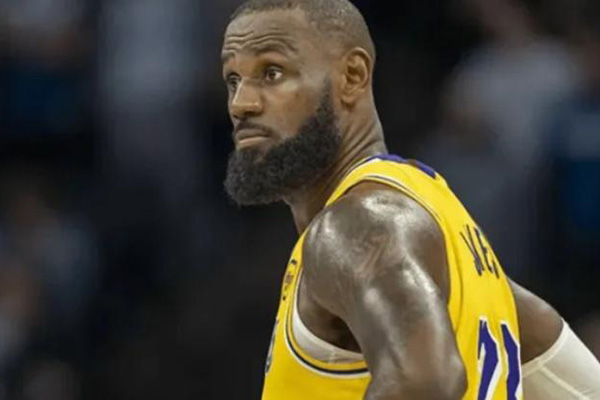 詹姆斯湖人生涯恐迎终点？5260万合同成过渡，<a href=/shipin/lanqiuzhibo/mavericks/ target=_blank class=infotextkey>独行侠</a><a href=/shipin/lanqiuzhibo/warriors/ target=_blank class=infotextkey>勇士</a>争传