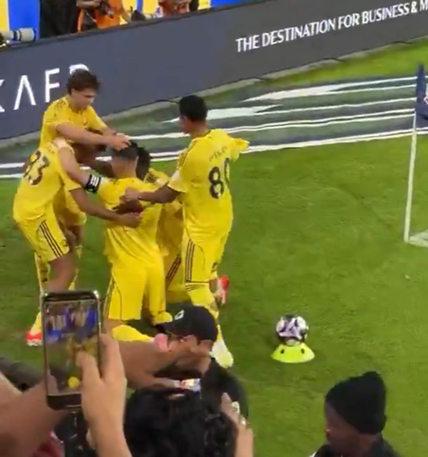 绝杀瞬间！<a href=/zhuyao/shipin/zuqiuzhibo/122.html target=_blank class=infotextkey>菲利克斯</a>给C罗戴上“胜利信物”，C罗跳舞回应嗨爆！