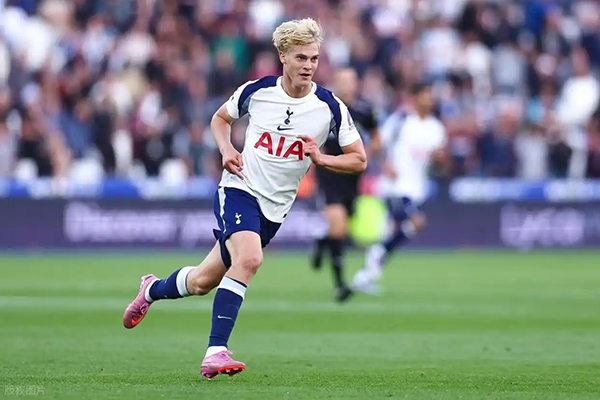 <a href=/shipin/zuqiuzhibo/ouguan/ target=_blank class=infotextkey>欧冠</a>-热刺1-0比利亚雷亚尔，贝里瓦尔造乌龙黄潜门将离谱黄油手